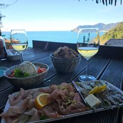 Pause repas à Corniglia: poisson cru délicieux!