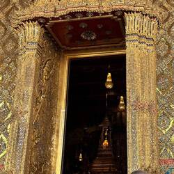 Der kleine Jade-Buddha durfte ja nicht fotografiert werde, dann eben von draußen. Vergrößern!!!