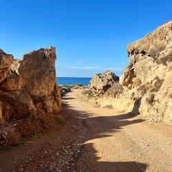 Ich folge der sogenannten Lara-Road,..