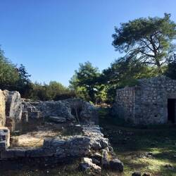 ..zu einer byzantinische Klosterruine..