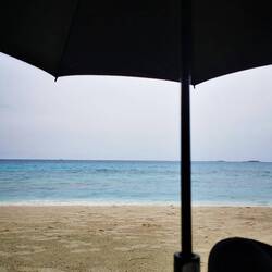 Mit dem Regenschirm am Strand 🫤