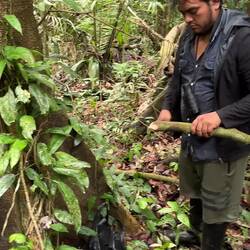 Uns wird gezeigt, wie man an sauberes Trinkwasser kommt - schmeckt erfrischend nach Gurke