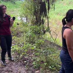 In der Regenzeit steigt der Fluss um mehrere Meter an