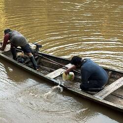 Gegen Abend gehen wir nochmal aufs Wasser. Unser Boot wird startklar gemacht