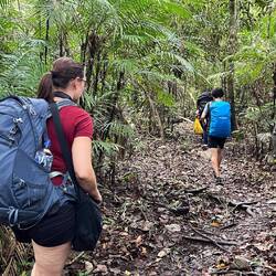 Die letzten Meter zu unserer Unterkunft müssen wir zu Fuß zurücklegen