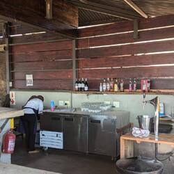 Eine Bar gibt es auch