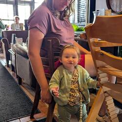 Wenn es jule nicht auffällt, dass sie sich gerade nicht fest hält, kann sie frei stehen. 😱