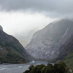 Da oben sollte der Franz Josef Glacier irgendwo sein.