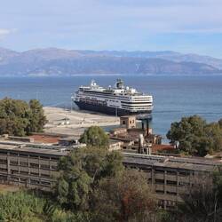 Alter Industrielomplex trifft altes Schiff [1]