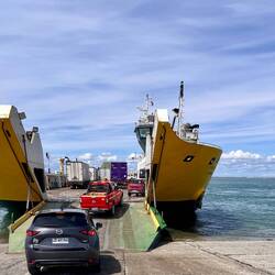 Ein Pkw verschwindet fast im Bauch der Ferry
