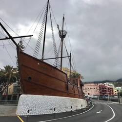 Am Ende einer langen Fußgängerzone das Museo Naval - Barco de la Virgen.