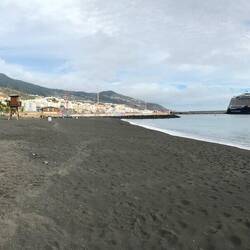 Der Strand südlich vom Hafen: Playa de Bajamar.