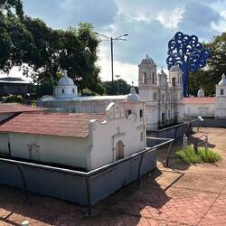 Managua - Freilichtmuseum der Kirchen