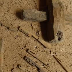 Ein altes Türschloss mit Holzschlüssel