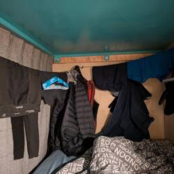 Wäscheleine im/überm Bett :/