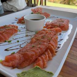 Wir haben uns Sashimi daraus machen lassen und vor Ort gegessen