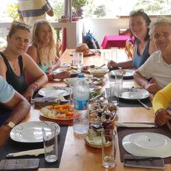 Duda Wanderführer, voller Wissen und Stolz auf sein Land. "Choose your poison" Rundestillerie