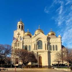 Die Muttergottes Kathedrale "Maria Himmelfahrt" in Varna zählt zu den Wahrzeichen der Stadt.