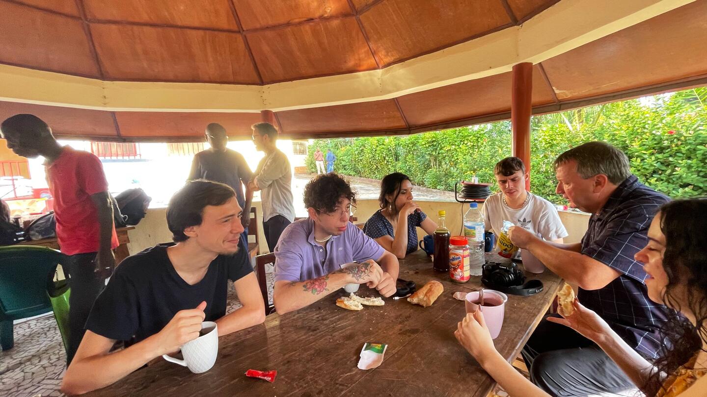 À la table, Kévin, Manu Zohra, Mathys, Jean-Philippe et Eva