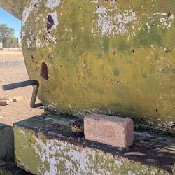 Kalk Mischer und ein Ziegelstein mit Prägung