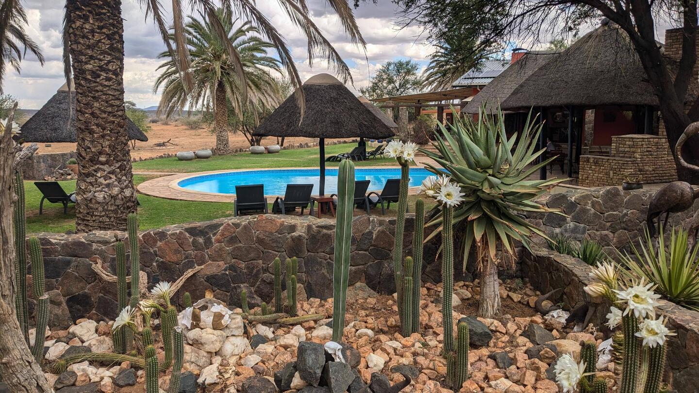 Die erste Lodge und es gibt Kaffee und Kuchen .