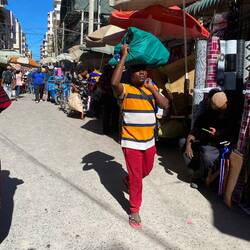 Die Straßen rund um den Kariakoo Market