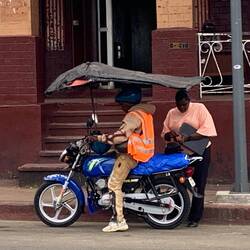 Typische Moped-Taxis mit festem Dachaufbau