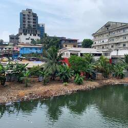 Vorne Müll und hinten Ruinen - dazwischen winkende Kinder