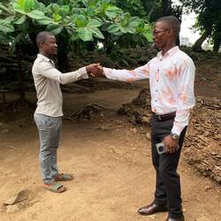 Rechts am Boden der verrottende einst als Symbol des Miteinanders gefällte Baum