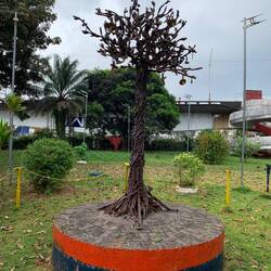 Aus Militärschrott gestalteter "Baum des Friedens" auf Providence Island