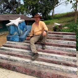 Auf einer Treppe als Nationalfahne Liberias gestaltet