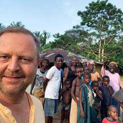 Das ganze Dorf war auf den Beinen und amüsierte sich über das unverhoffte Unterhaltungsprogramm