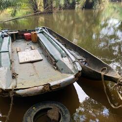 Boot von Gruppe 1 neben dem Einbaum von Gruppe 2 😄