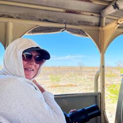 Tanja friert beim morgendlichen Game Drive. Ich auch.