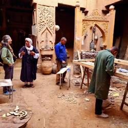 Mohammed erklärt die Restauration alter Türen und Tore ...
