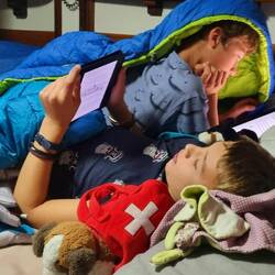 La lecture, moment calme privilégié le soir