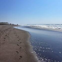 natürlich überall schwarzer Sand