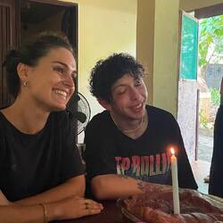 Lucie, volontaire, et Manu, pour leur anniversaire hier et aujourd'hui
