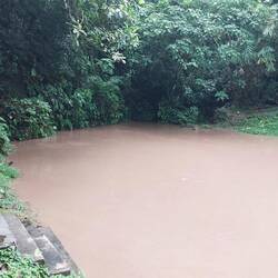Der Fluss kommt da aus dem Berg
