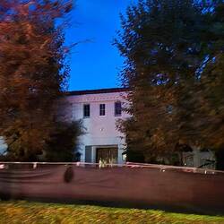 Ds Huus vor Familia Menendez