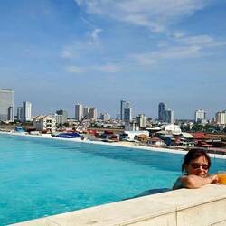 Pool in der 9. Etage mit Blick auf Phnom Penh