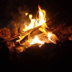Ein Feuer wärmt uns am Abend