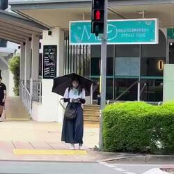 Die Ampeln hier versetzen mich in Stress. Nach wenigen Sekunden beginnen sie, rot zu blinken.