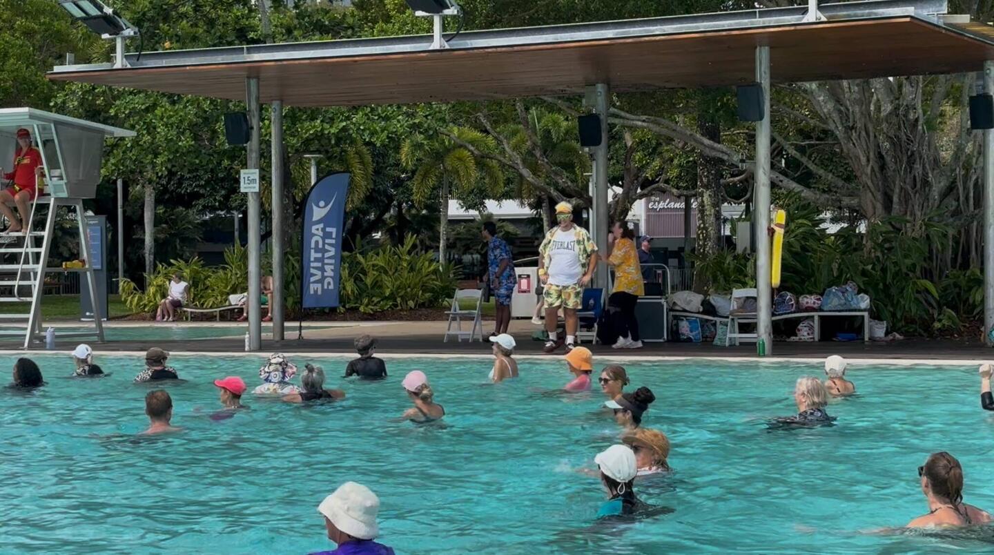 Die Aussies sind vernünftig und tragen auch im Wasser Hut.