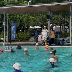 Die Aussies sind vernünftig und tragen auch im Wasser Hut.