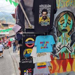 Die Einheimischen verkaufen es weil die Touristen es kaufen....sehr problematisch.