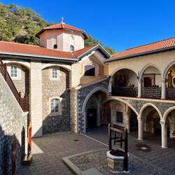 Da das Kloster mehrfach zerstört wurde, ist es..