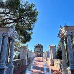 Darüber, am Berg Throni, befindet sich die Kapelle, die..