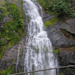 In langsamer Fahrt vorbei an Wasserfällen