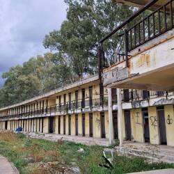 Umkleiden? Lost Place mitten in der Stadt am Strand